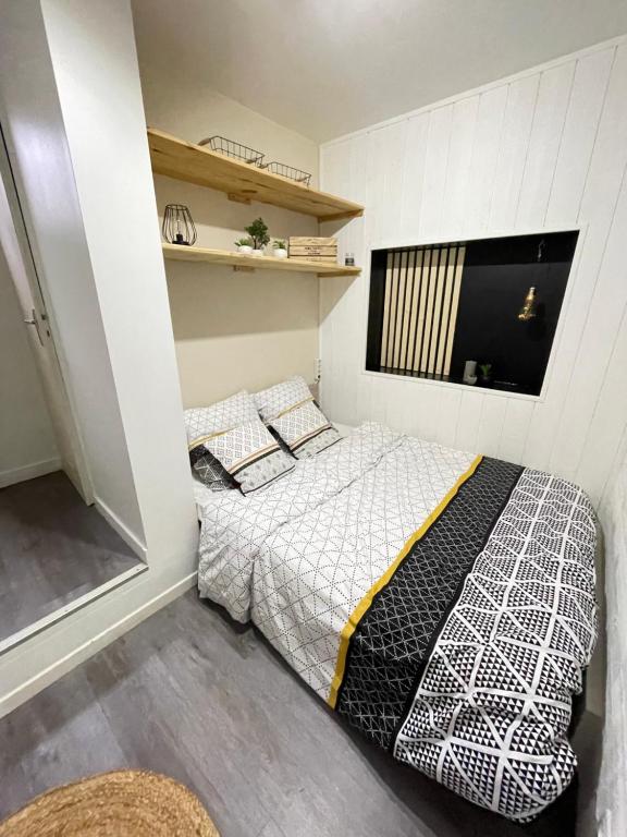 - une petite chambre avec un lit et une télévision dans l'établissement L'indépendant - Lumineux, moderne - Gare à 5 min, à Besançon