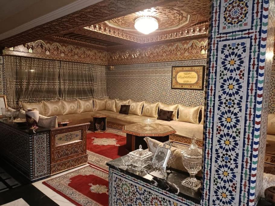 ラバトにあるVilla à la décoration marocaineのリビングルーム(ソファ、テーブル付)
