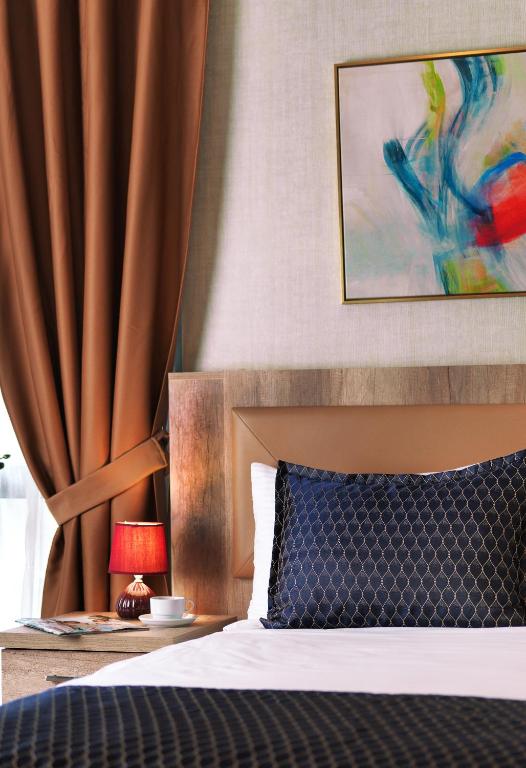 A bed or beds in a room at Jaff Hotels & Spa Nisantasi