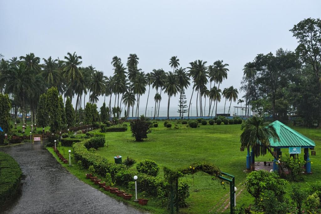 een park met palmbomen en een speeltuin bij Peerless Resort Port Blair in Shādipur