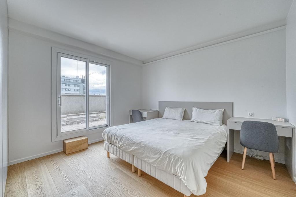a white bedroom with a bed and a desk and a window at Superbe 2 pièces 52 m2 refait à neuf Boulogne Nord - Superb brand new 1 bedroom appartement North of Boulogne in Boulogne-Billancourt