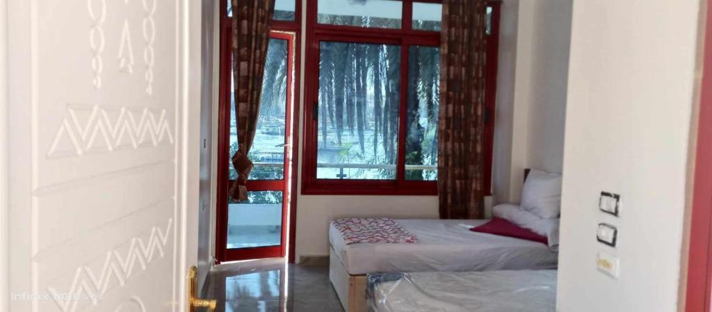 um quarto com uma cama e uma janela em El-amin Guest House em Aswan