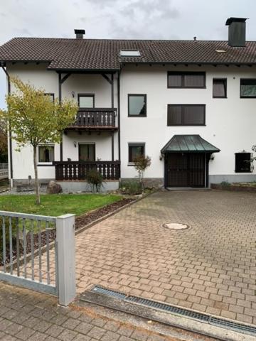 une grande maison blanche avec une allée en briques dans l'établissement Eisenbahn, à Rheinmunster