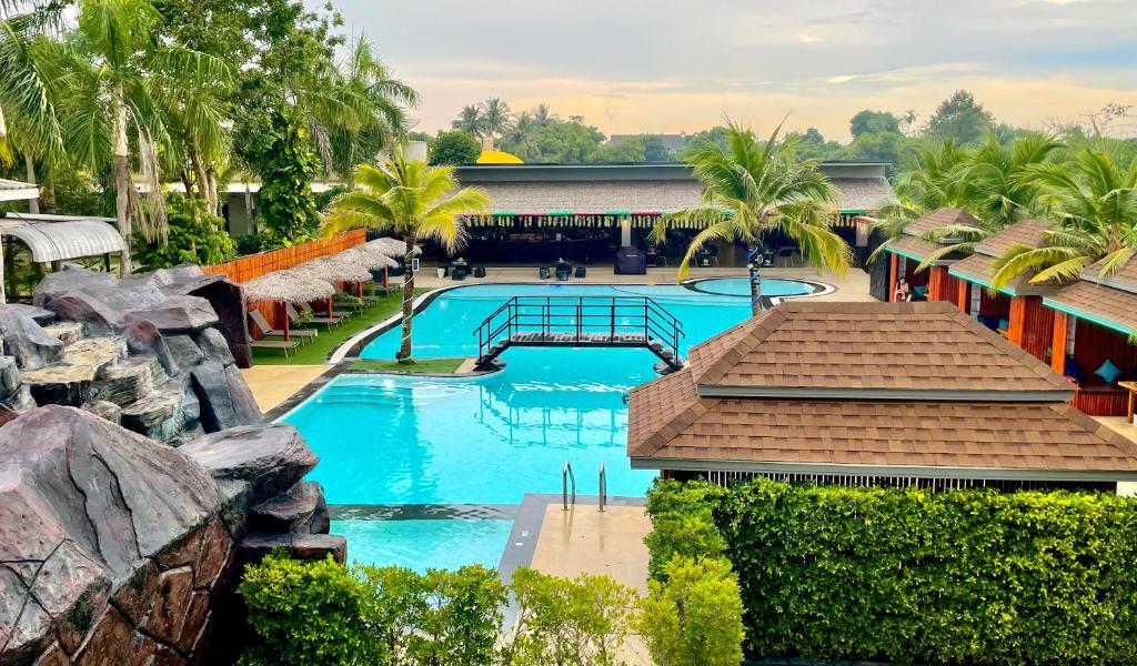 Hideaway Resort Banchang veya yakınında bir havuz manzarası