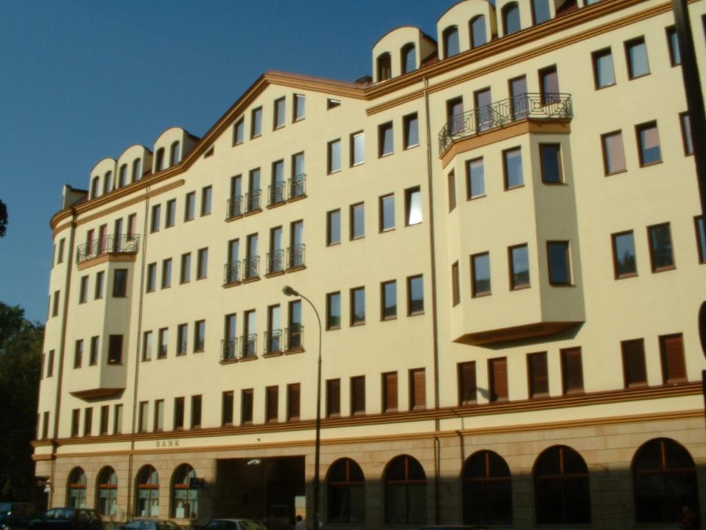 ein großes weißes Gebäude mit vielen Fenstern in der Unterkunft Spacious 2-rooms penthouse in Warsaw city center in Warschau