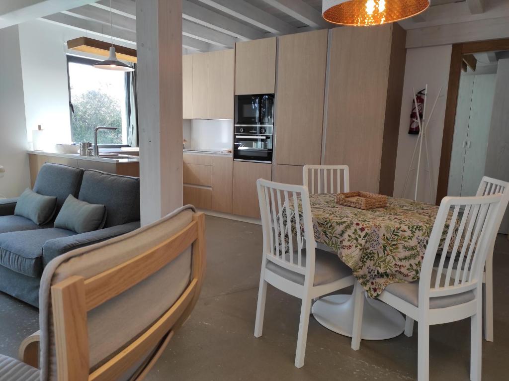 a kitchen and dining room with a table and chairs at Casa Playas Costa Quebrada in Santa Cruz de Bezana