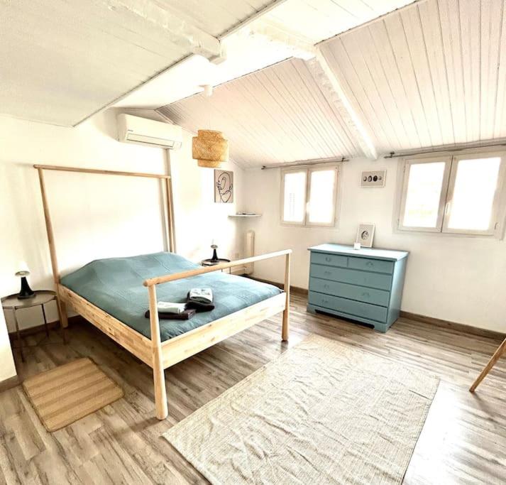 - une chambre avec un lit et une commode bleue dans l'établissement Le Cabanon à Pépé, aux Goudes, à Marseille
