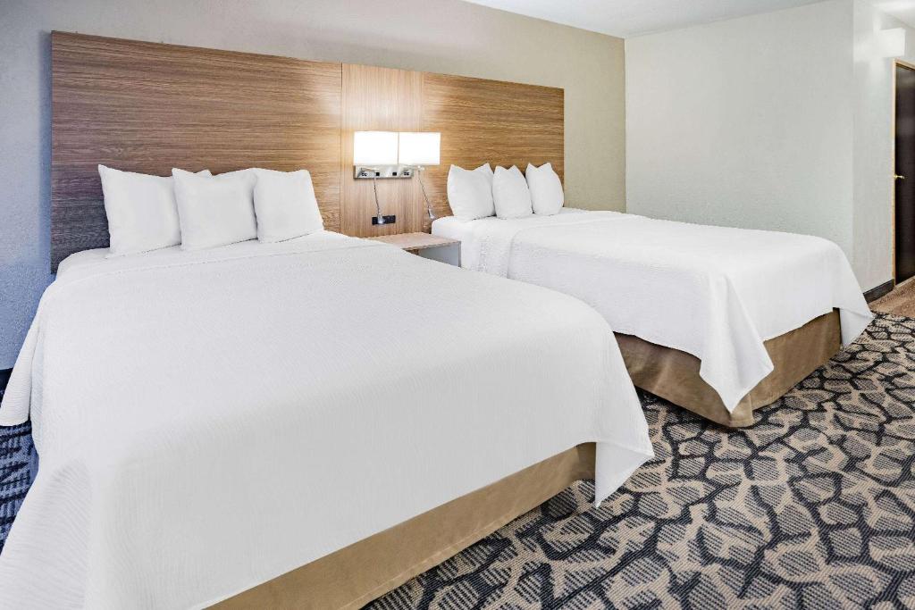 Postel nebo postele na pokoji v ubytování Ramada by Wyndham West Atlantic City