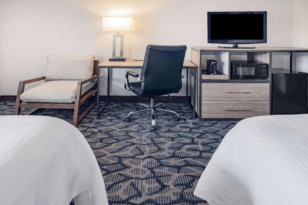 Postel nebo postele na pokoji v ubytování Ramada by Wyndham West Atlantic City