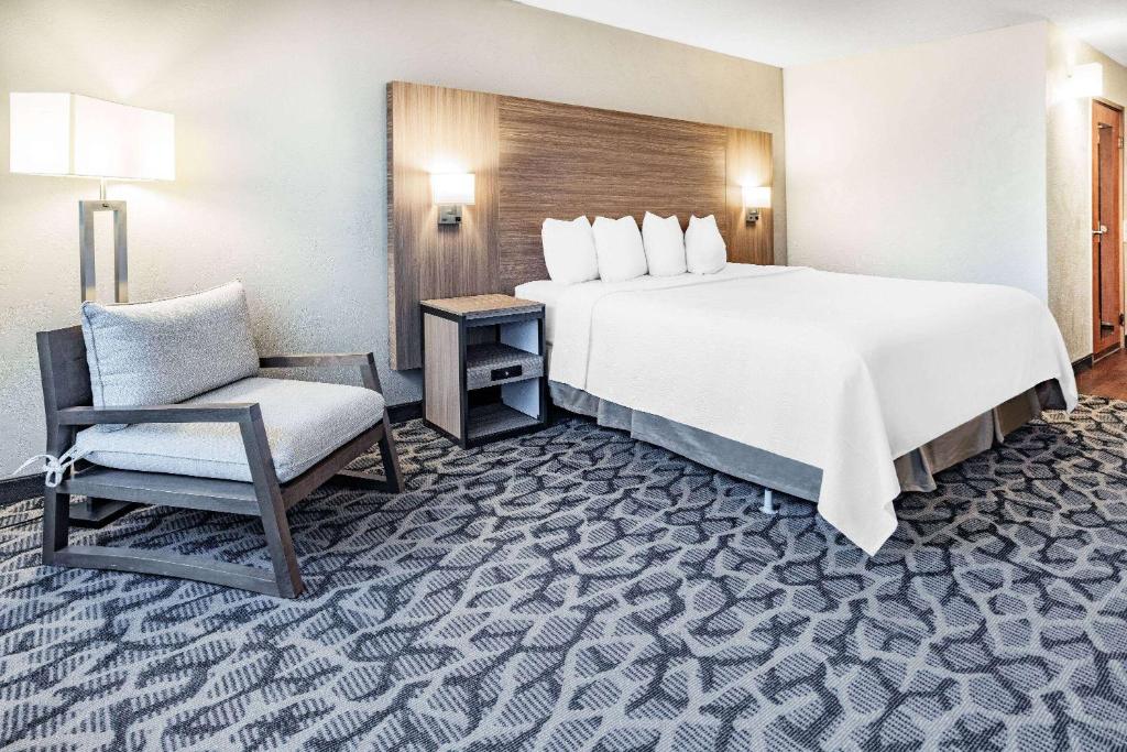 Postel nebo postele na pokoji v ubytování Ramada by Wyndham West Atlantic City