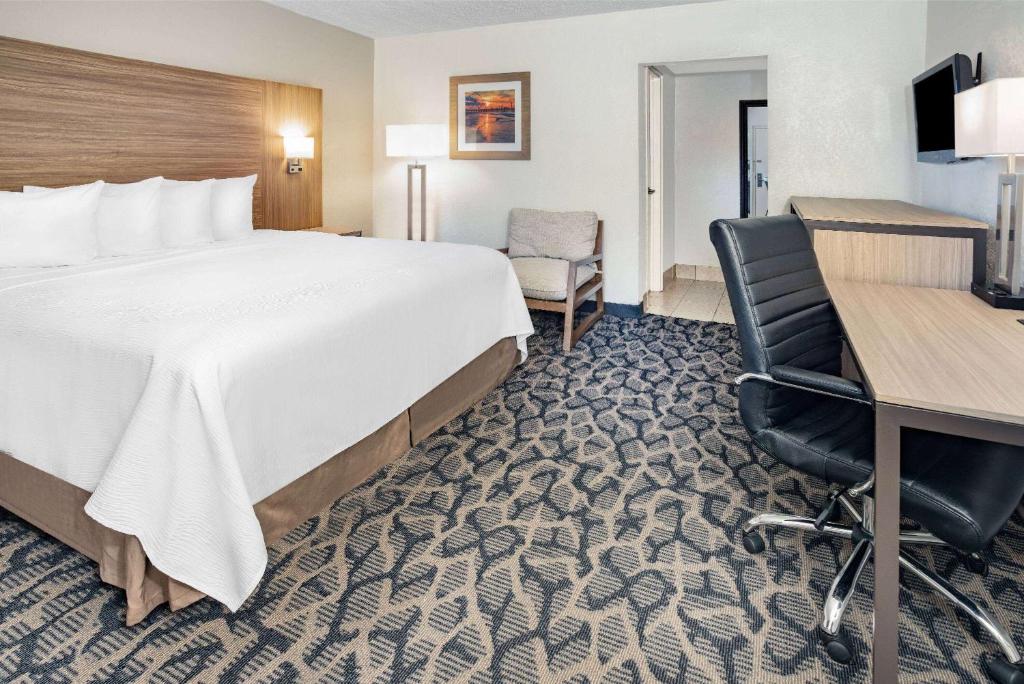 Postel nebo postele na pokoji v ubytování Ramada by Wyndham West Atlantic City