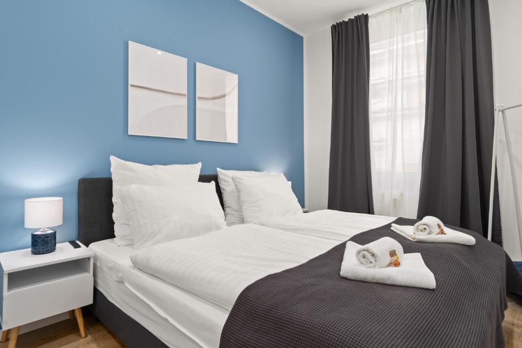 ein Schlafzimmer mit einem Bett mit Handtüchern darauf in der Unterkunft SHINY HOMES - Elegant City Apartments in Bielefeld
