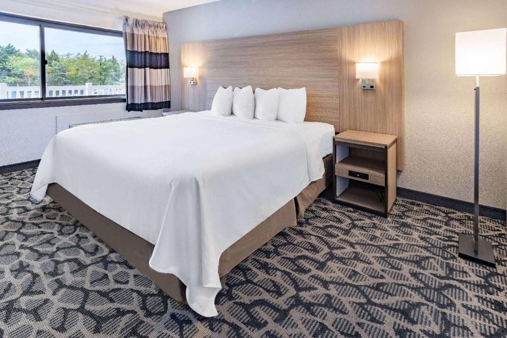 Postel nebo postele na pokoji v ubytování Ramada by Wyndham West Atlantic City