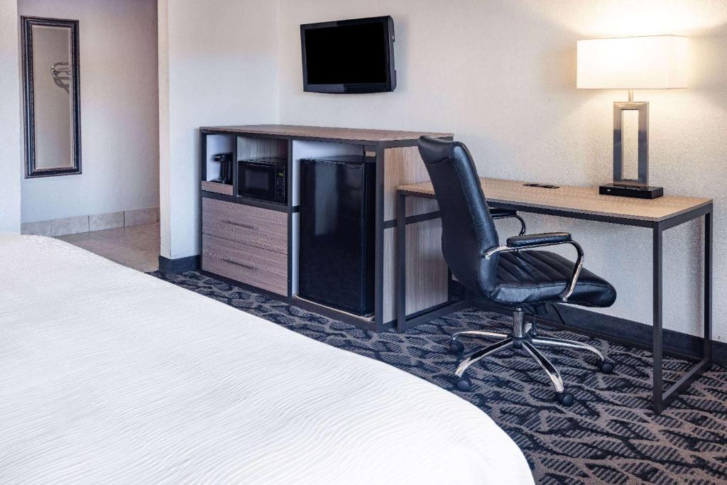 Postel nebo postele na pokoji v ubytování Ramada by Wyndham West Atlantic City