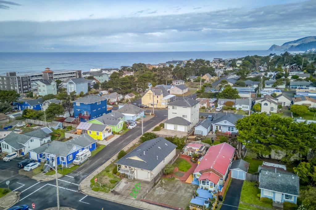 - une vue aérienne sur une petite ville avec des maisons et l'océan dans l'établissement Beachy Keen, à Lincoln City