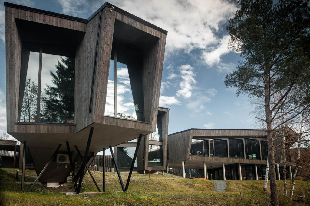 una gran silla de madera frente a un edificio en Elva Hotel en Skulestadmo