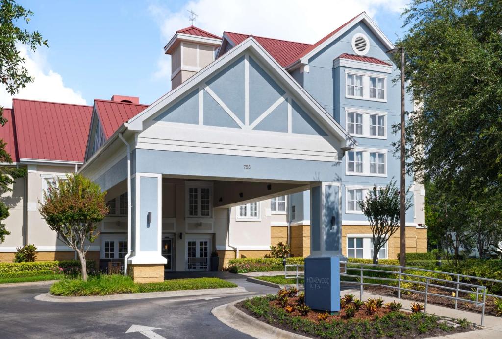 Homewood Suites by Hilton Lake Mary في ليك ماري: مبنى ابيض كبير بسقف احمر