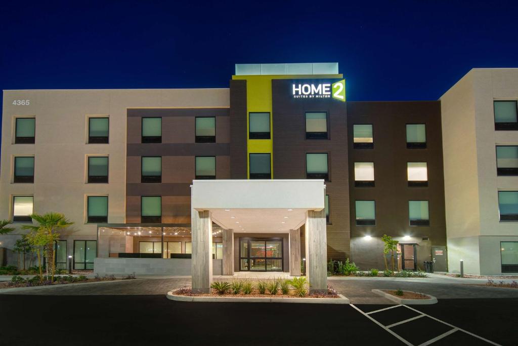 ein Hotelgebäude mit einem h-Home-Schild darauf in der Unterkunft Home2 Suites By Hilton Las Vegas North in Las Vegas