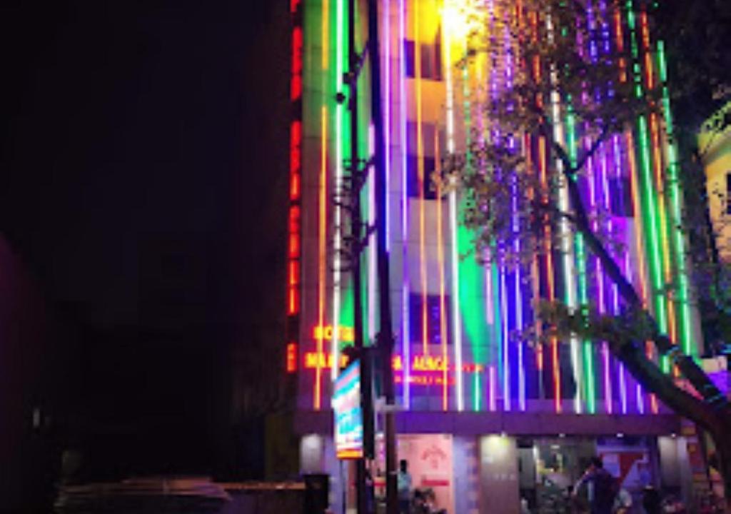 um edifício com luzes coloridas no lado dele em Maa Jagdamba Palace Bihar em Samastīpur