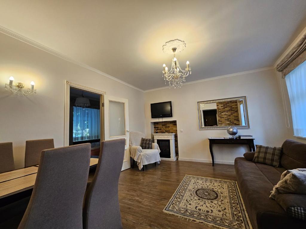 een woonkamer met een tafel en een eetkamer bij Vilnius City Walls apartment in Vilnius