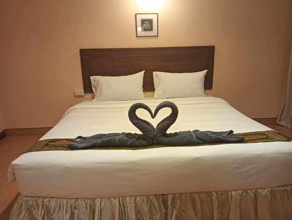 Postel nebo postele na pokoji v ubytování Nid Huahin Hotel