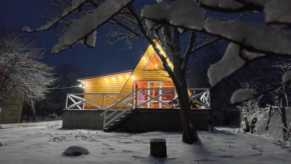 Una casa en la nieve por la noche en Sionis Idilia, en Sioni