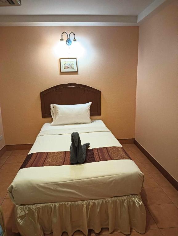 Postel nebo postele na pokoji v ubytování Nid Huahin Hotel