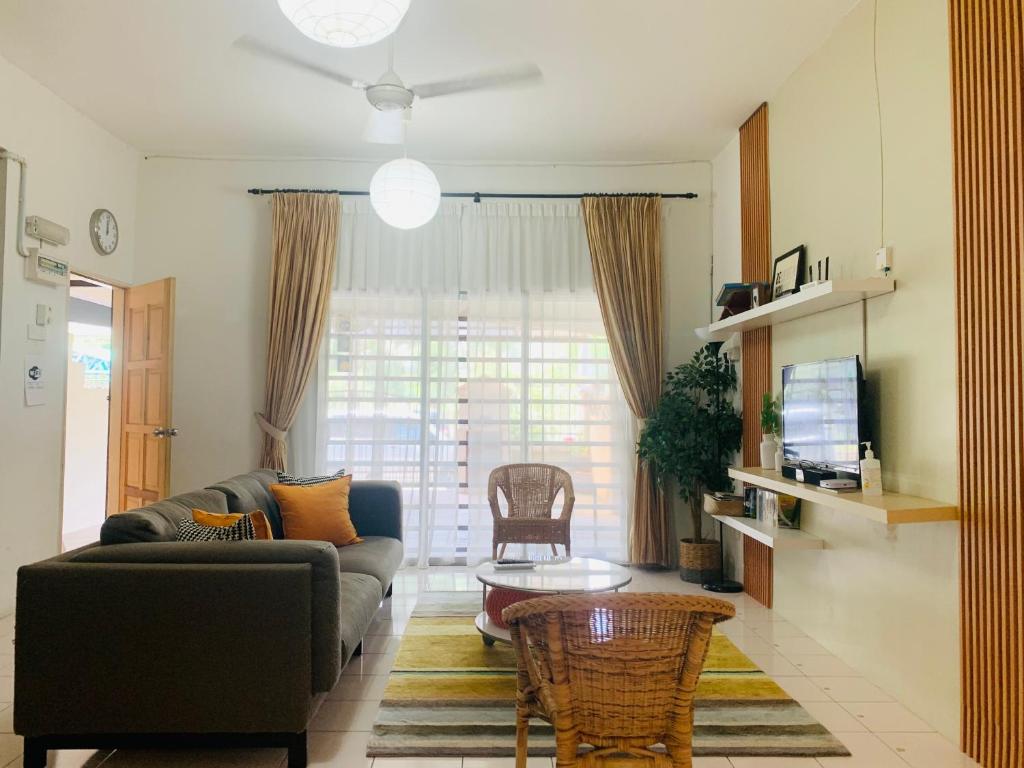 een woonkamer met een bank en een tafel bij D'Houzz in Sungai Petani