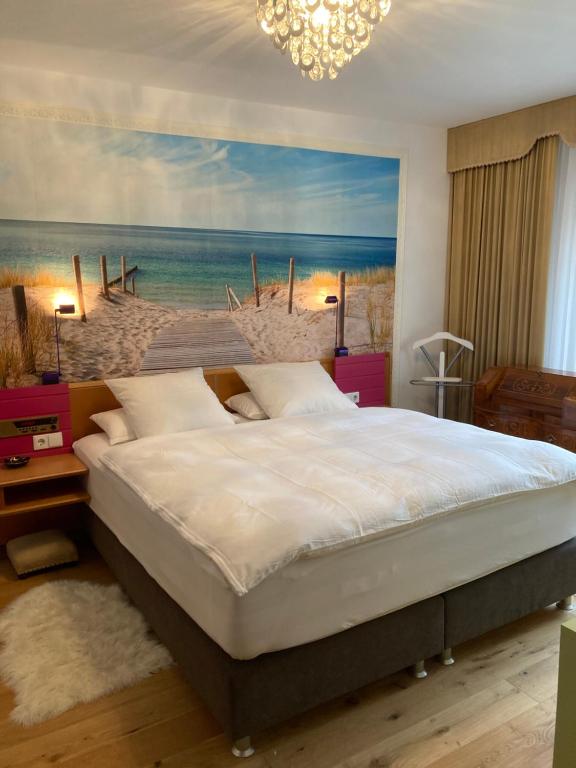 a bedroom with a bed and a painting of a beach at Golden Rooms in Völkermarkt