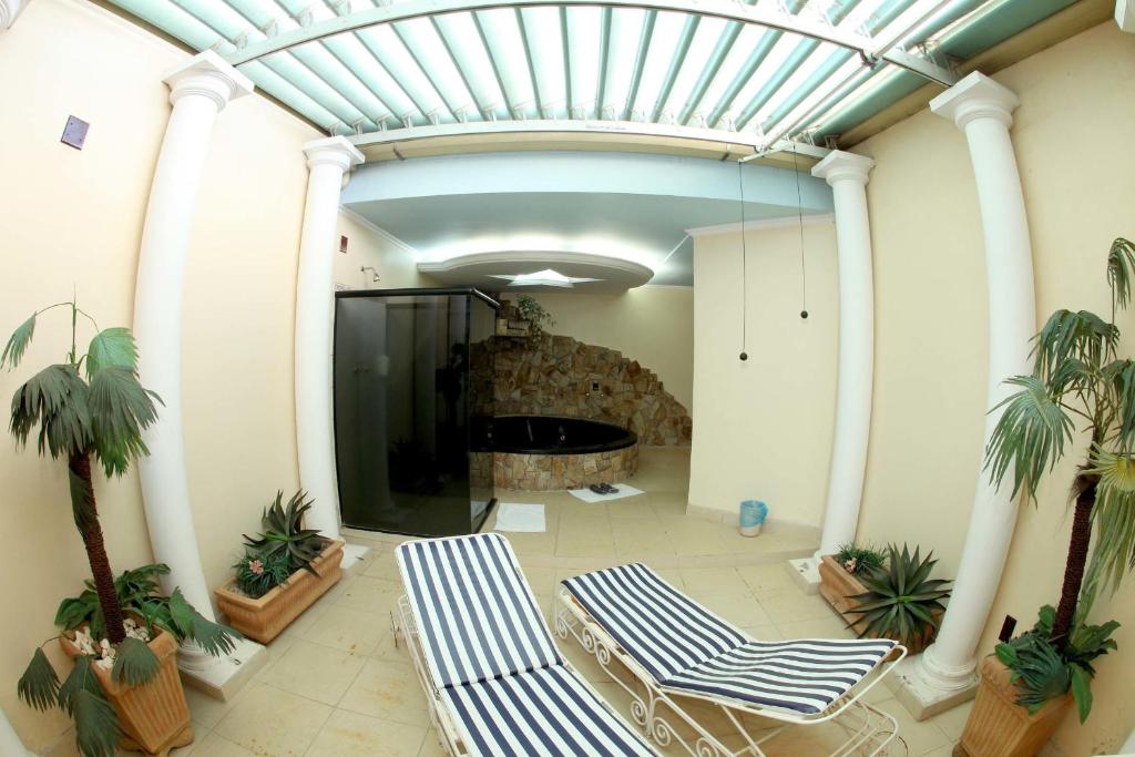  Hotel & Motel Le Baron