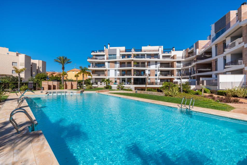 a swimming pool in front of a apartment building at Luxusní apartmán ve Španělsku, Cabo Roig in Playas de Orihuela