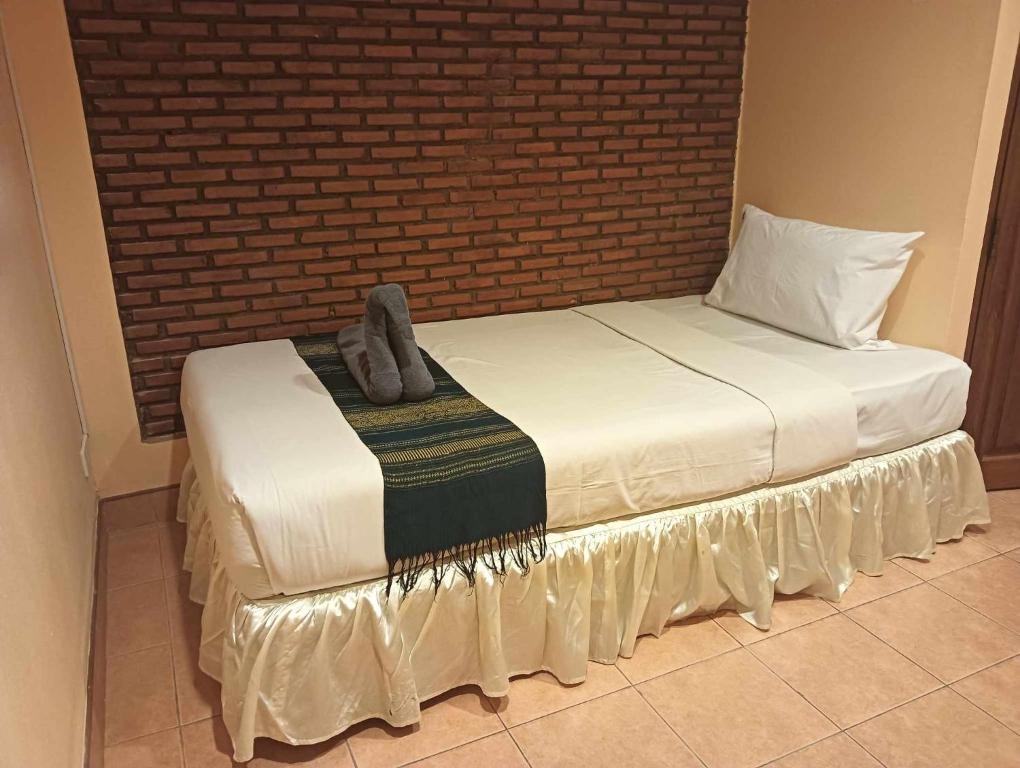 Postel nebo postele na pokoji v ubytování Nid Huahin Hotel