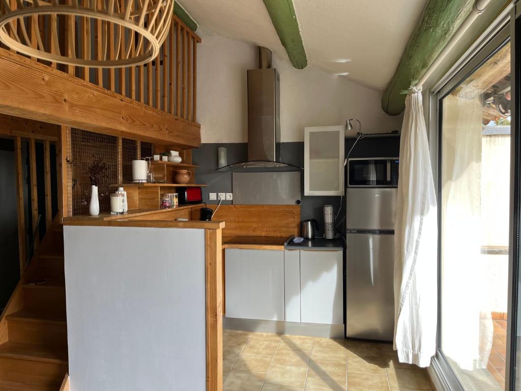 Una cocina o cocineta en Duplex lumineux sur gde TERRASSE, BALNEO double, parking priv&eacute;