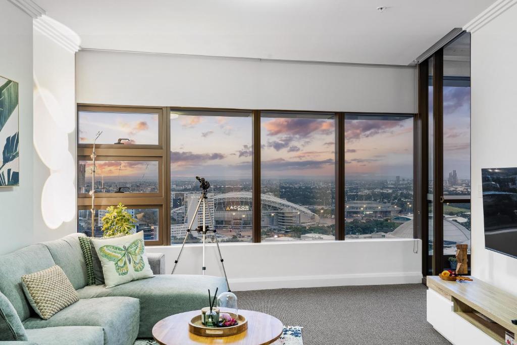 een woonkamer met uitzicht op de stad bij The Sky Garden in Sydney