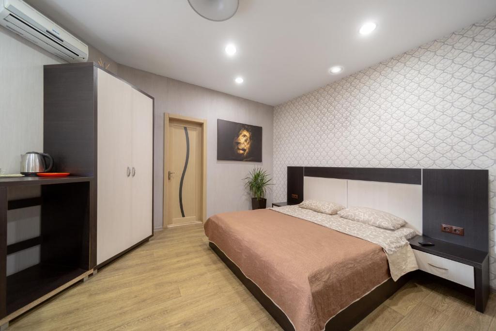 um quarto com uma cama e uma cómoda em Окремі номери поруч з Південним вокзалом em Carcóvia