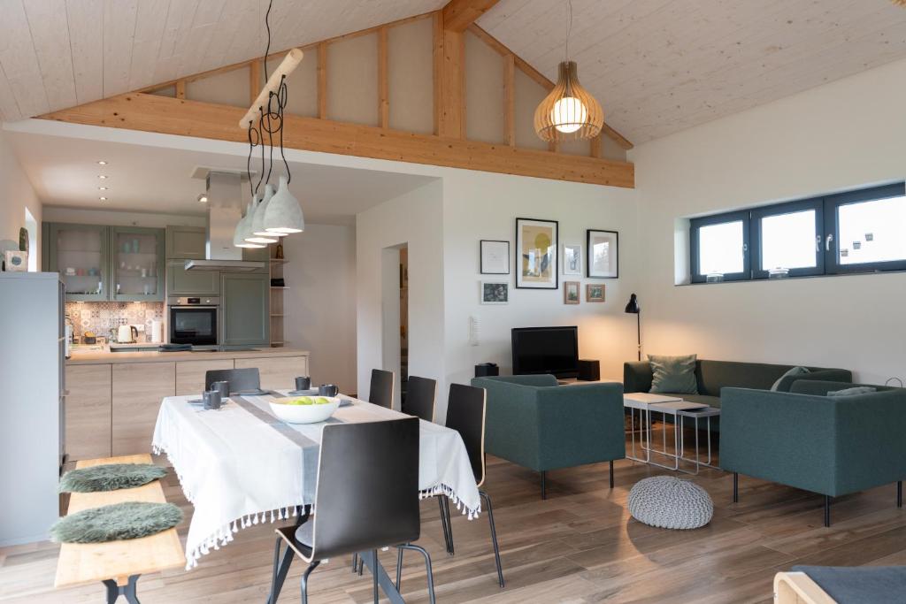 - une cuisine et une salle à manger avec une table et des chaises dans l'établissement Fewo Eifel Eichen, à Nideggen