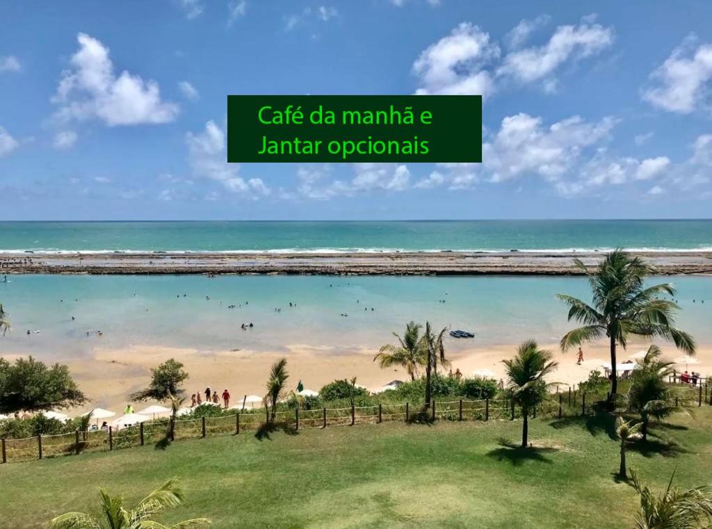 ポルト・デ・ガリーニャスにあるPolinesia Resort - Porto de Galinhas - Apartamentos com somente 1 opção de Térreo com Piscina Privativa - Acesso ao Hotel Samoaのヤシの木と海の景色を望む