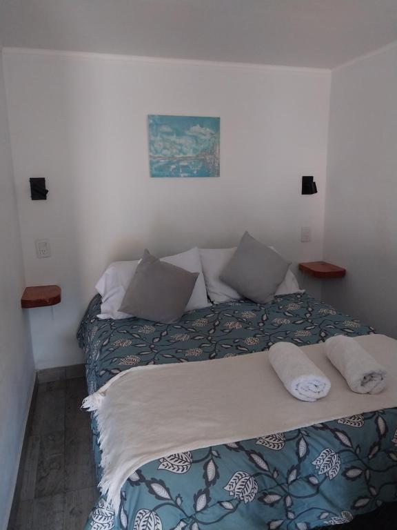 1 dormitorio con 1 cama con 2 almohadas en SUOMI en Villa Pehuenia