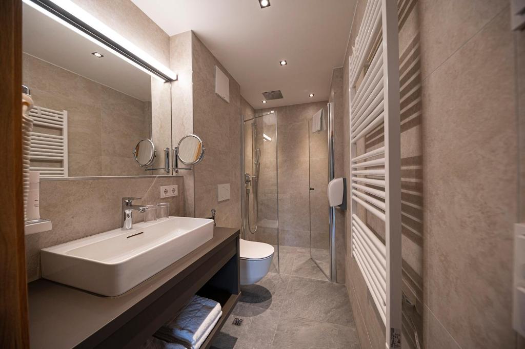 Lakeside Luxury Apartments - 19