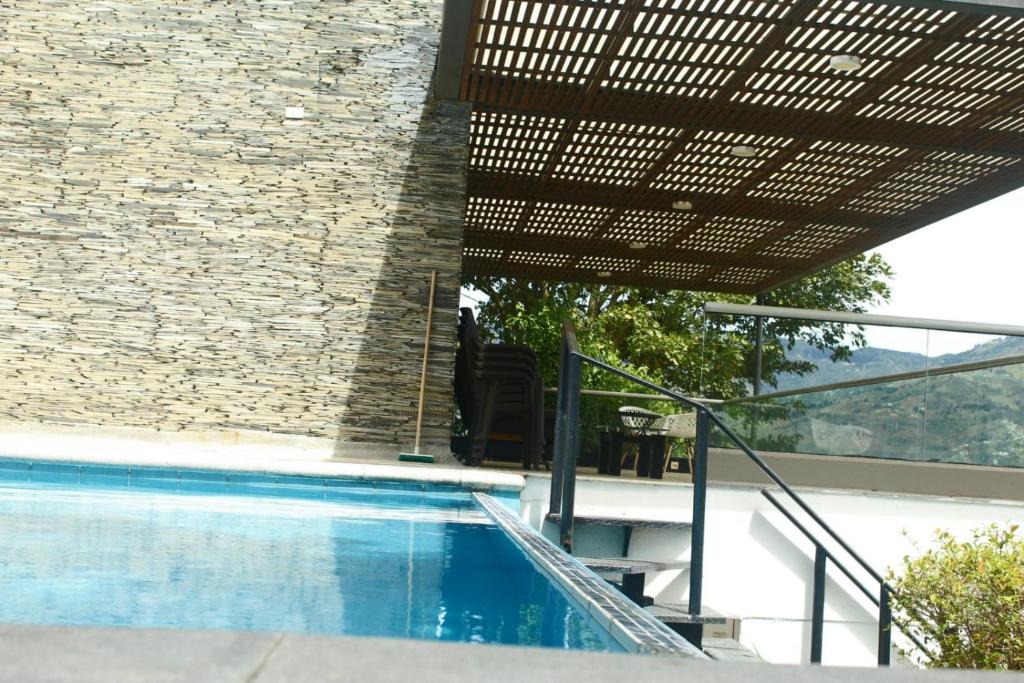 uma piscina num edifício com uma parede de tijolos em Mansion 16 em Medellín