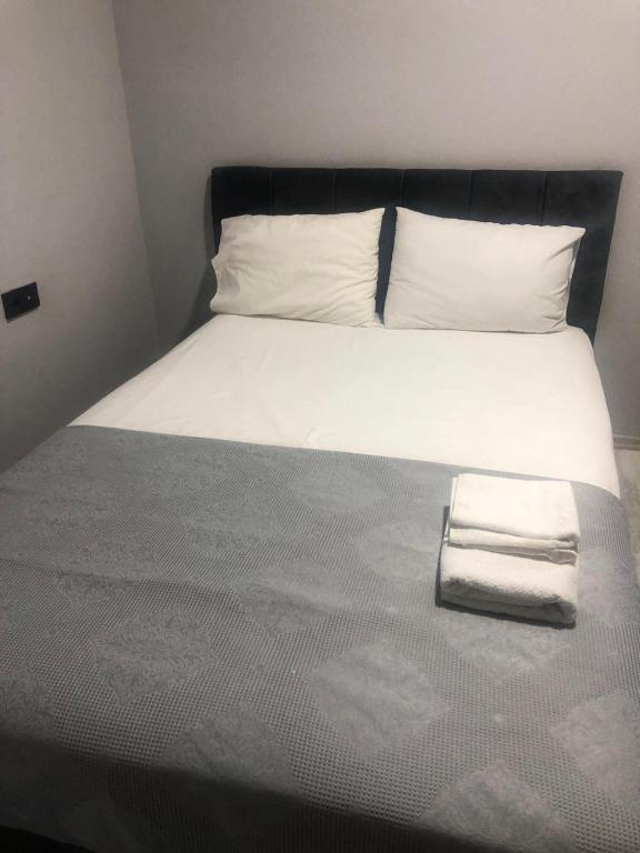een bed met twee vouwhanddoeken erop bij GDL OTEL in Samsun