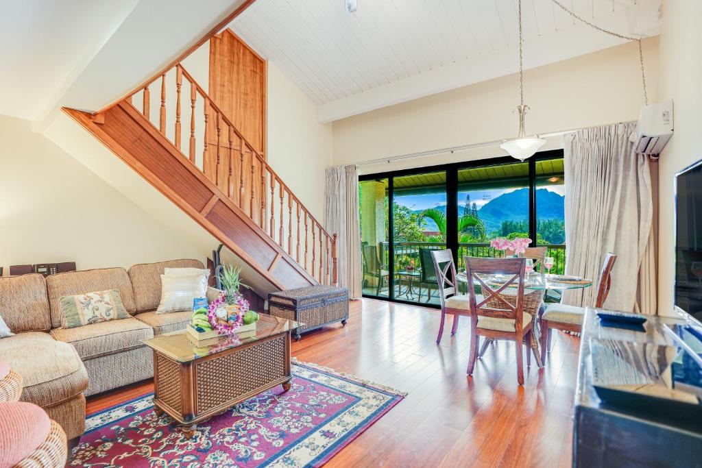 uma sala de estar com um sofá e uma mesa em Hanalei Bay Resort 2301 two em Princeville