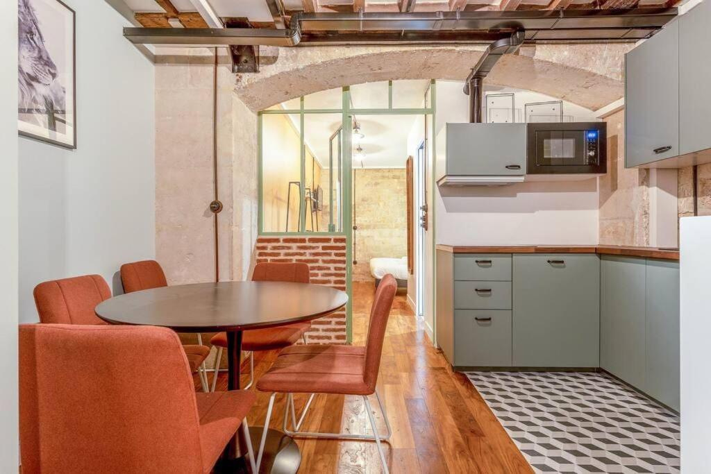 uma cozinha e sala de jantar com mesa e cadeiras em Nouveau - Industrial Appartement - 6p - Gym/Sauna em Paris