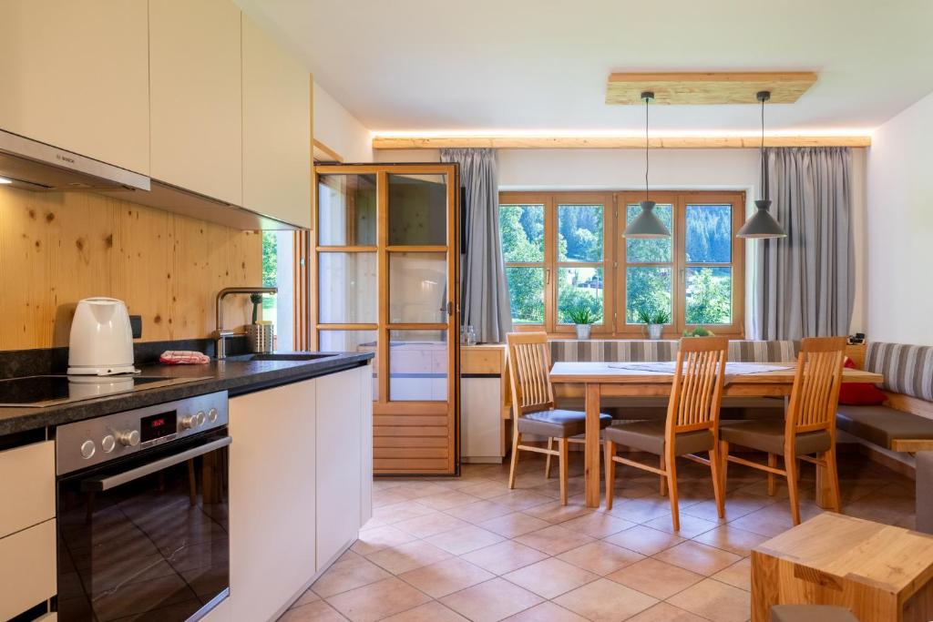 eine Küche und ein Esszimmer mit einem Tisch und Stühlen in der Unterkunft Landhaus Zaglauhof in Werfenweng
