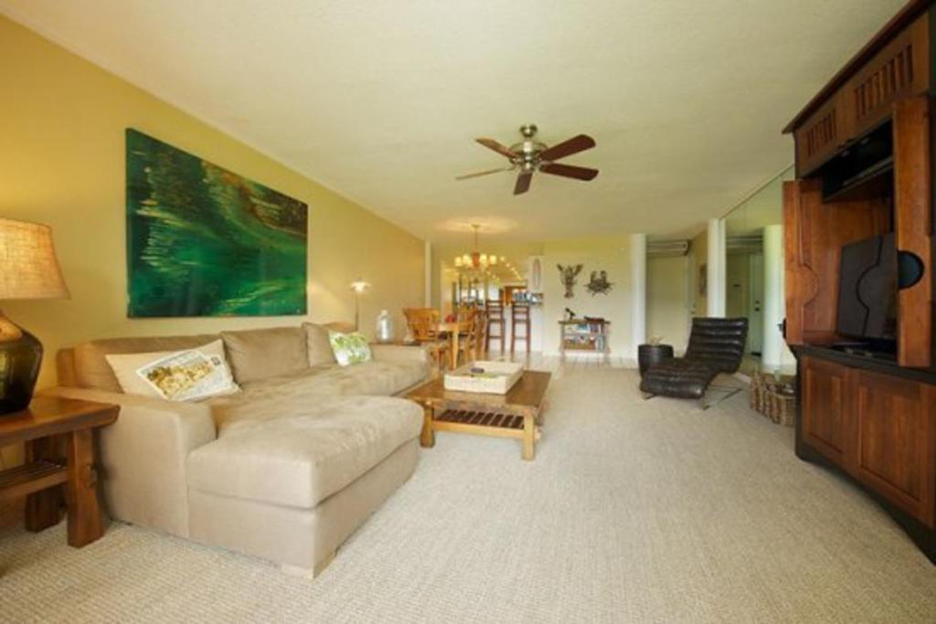 un soggiorno con un divano e un ventilatore a soffitto di Hanalei Bay Resort 9204 five a Princeville