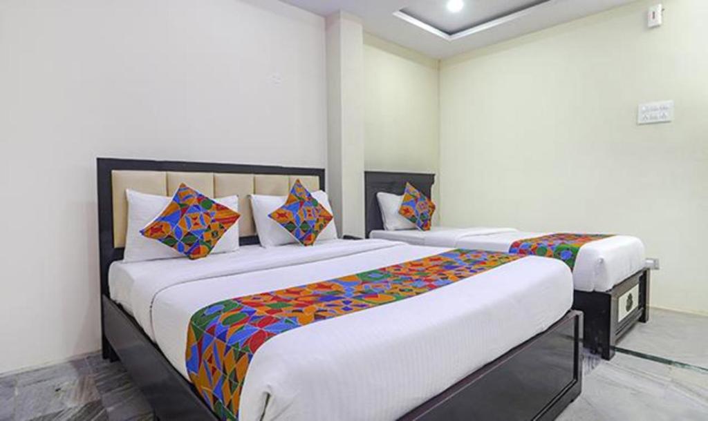 FabHotel LP MVP Colony tesisinde bir odada yatak veya yataklar