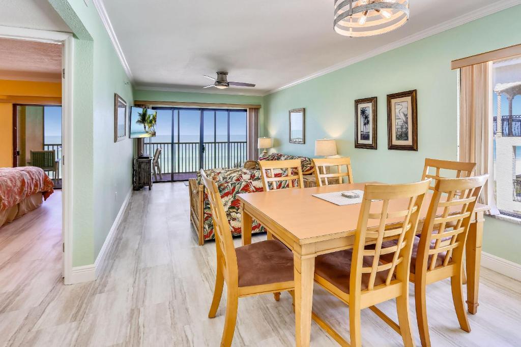 een eetkamer en een woonkamer met een tafel en stoelen bij Villa Madeira 410 in St Pete Beach