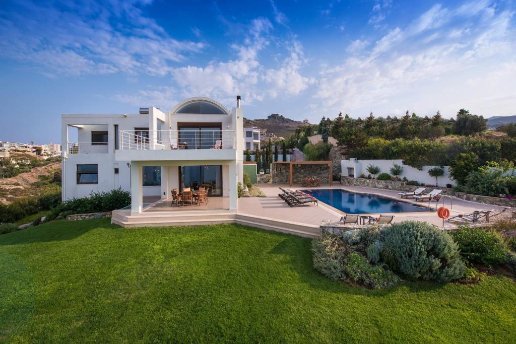 アギア・ペラギアにあるLux Villa Aspalathos with Pool, 700m to Beach, 1km to Restaurantの大きな白い家(スイミングプール付)