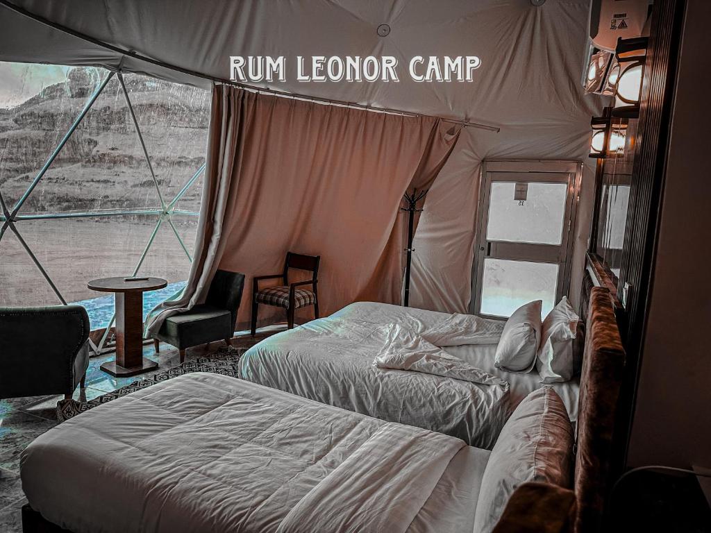 瓦迪拉姆的住宿－RUM LEONOR CAMP，帐篷内带两张床的房间