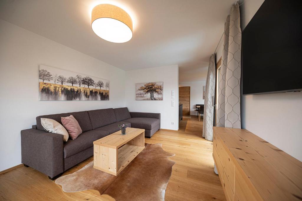TV a/nebo společenská místnost v ubytování Lakeside Luxury Apartments